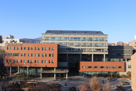 한국방송통신대학교 방송대학TV(DMC)가 대학 내 출판사인 출판문화원과 협력해 이달부터 LOD(Learning On Demand) 강의 서비스를 모바일로 확대하고, 졸업생·대학원생 50% 할인 혜택도 제공한다고 밝혔다. 한국방송통신대 전경. 한국방송통신대 제공